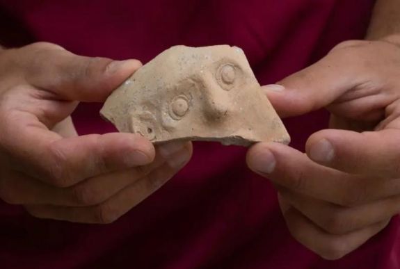 Emberi vonásokat ábrázoló 2500 éves cseréptöredéket találtak Jeruzsálemben