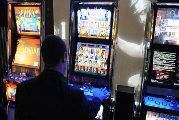 Szétverte dühében a játékautomatákat a 31 éves román férfi