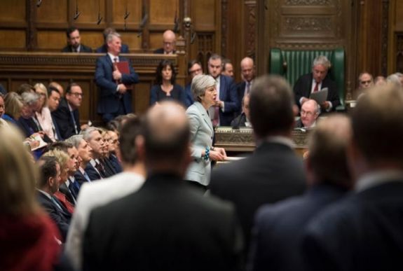 Megszavazta a brit alsóház, hogy maga dönthessen a különböző Brexit-alternatívákról