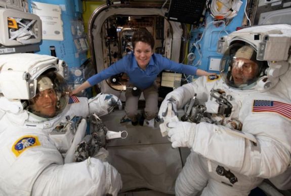 Hiányzó szkafander miatt marad el a NASA első, kizárólag női űrsétája