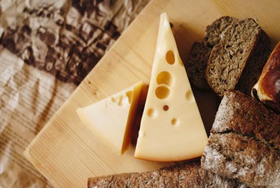 Így reszelhet könnyedén lágy sajtot