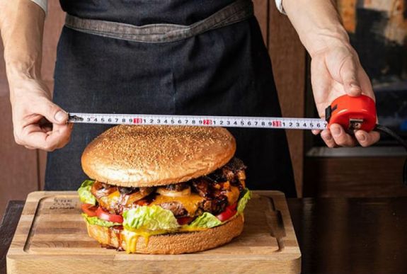 Aranyozott óriásburgerrel készülnek a császárváltásra Japánban