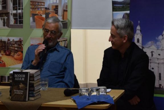 Nyakkendőről, szabadságról, alkoholról beszélt Bodor Ádám Csíkszeredában