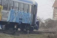 Személygépkocsi ütközött vonattal a Temes megyei Újbesenyőnél