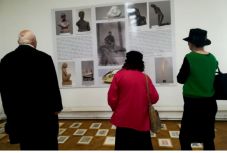 Brâncuși ihlette ex-librisekből nyílt formabontó, de „udvarlós” kiállítás Brassóban