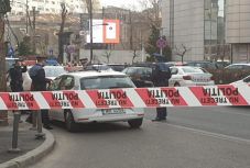 Fenyegető telefonhívás miatt kiürítettek Bukarestben három ingatlant