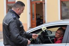 Virággal köszöntötték a hölgyeket a rendőrök 