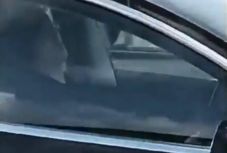 Békésen aludt a sofőr 120 km/órás sebességnél (VIDEÓ)