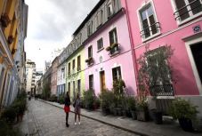 Elege lett egy párizsi utca lakóinak a turisták özönétől