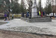 Oktogonná alakították a székely vértanúk emlékműve körül kirakott csillagot Marosvásárhelyen 