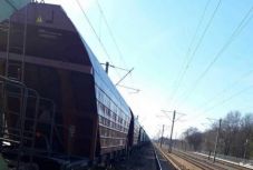 A vasúti kocsi tetején szelfizett a gyerek, nem lett jó vége