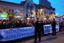 „Itthon vagyunk!”  – Székelyföld autonómiájáért tüntettek Marosvásárhelyen