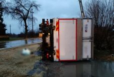 Két gyalogost megölt, majd felborult egy nyerges vontató