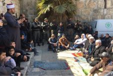 Molotov-koktélt dobtak egy rendőrségi posztra az al-Aksza mecsetnél