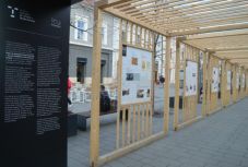 Horogkeresztet firkáltak Kolozsváron Márton Áron portréjára