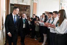 Szijjártó Marosvásárhelyen: megéri a kölcsönös tisztelet és bizalom helyreállításáért dolgozni