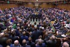 FRISSÍTVE - A londoni alsóház támogatja, hogy a Brexit elhalasztását kérjék az EU-tól