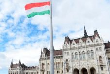 Felvonták a nemzeti lobogót az Országház előtt