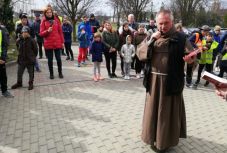 Március 15.: Világosra zarándokolnak Böjte atya gyermekei