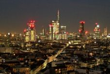 Piros-fehér-zöldben pompázik Olaszország legmagasabb felhőkarcolója