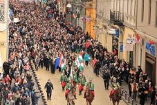 Szatmárnémetiben lovas huszárok vezették az ötezer fős tömeget