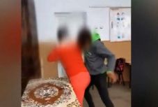 Megverte osztályfőnökét a hetedikes diák, mert nem hagyta, hogy pornót nézzen az osztályban