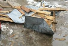 A viharos szél halálos áldozata: elvágta egy bádoglemez az asszony nyakát