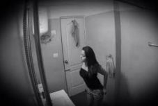 Anyósa buktatta le a felesége után kémkedő féltékeny férjet