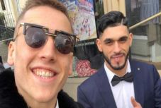 Egy román fiú csicskáztatásával dicsekszik a brit milliomoscsemete