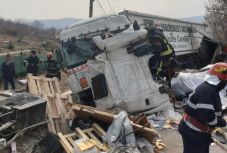 Brutális baleset, halálos áldozattal: három kamion ütközött össze