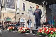 Tízezer lejre büntették Sepsiszentgyörgy polgármesterét magyar zászlók miatt