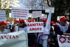 A Sanitas több mint 150 tagja tüntet a munkaügyi minisztérium székhelye előtt