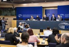 Reakciók a Fidesz néppárti tagságának felfüggesztése után