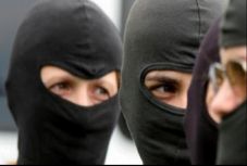 Csaknem kétszáz helyszínen zajlanak házkutatások egy adócsalással kapcsolatos ügyben