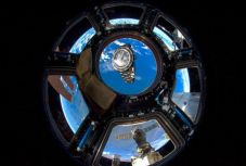 Űrhajóablakra is licitálhatunk az Európai Űrügynökség árverésén