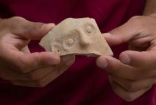 Emberi vonásokat ábrázoló 2500 éves cseréptöredéket találtak Jeruzsálemben