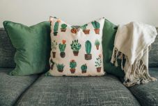 Így tisztítsa ki a díszpárnákat