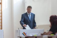 Népszavazás az EP-választások napján: placebo a rendszernek, méreg a PNL-nek, vitamin Johannisnak