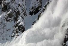 Hegymászókat sodort el a lavina Svájcban, egyikük meghalt