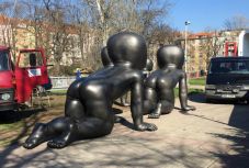 Visszatérnek az óriásbabák a prágai tévétoronyra 