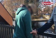 Zombidrogos áll „megkövülten” a kolozsvári Malomárok fölötti hídon