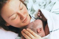 Forinttámogatások erdélyi magyar családoknak: hogyan működik a Köldökzsinór Program?