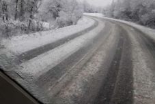 Nem vicc: ilyenek az útviszonyok március végén Romániában