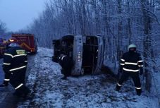 Felborult egy autóbusz, vörös riasztás lépett életbe
