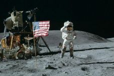 Mike Pence: öt éven belül amerikai űrhajósokat küldenének a Holdra