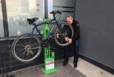 Köztéri kerékpárjavító-berendezést adtak át Sepsiszentgyörgyön 