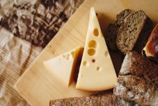 Így reszelhet könnyedén lágy sajtot