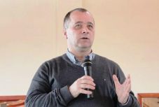 Megbírságolták a csaknem színmagyar Gyergyóremete polgármesterét, mert csak magyarul jelenik meg a községi havilap