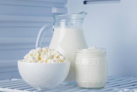 Ha így tárolja, tovább eláll a tejföl