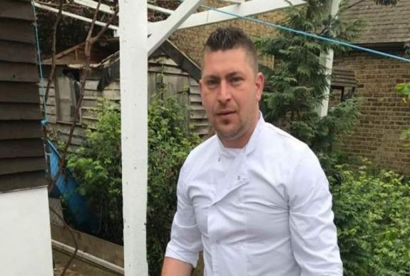 II. Erzsébet angol királynő kitünteti a román „fakanalas hőst”